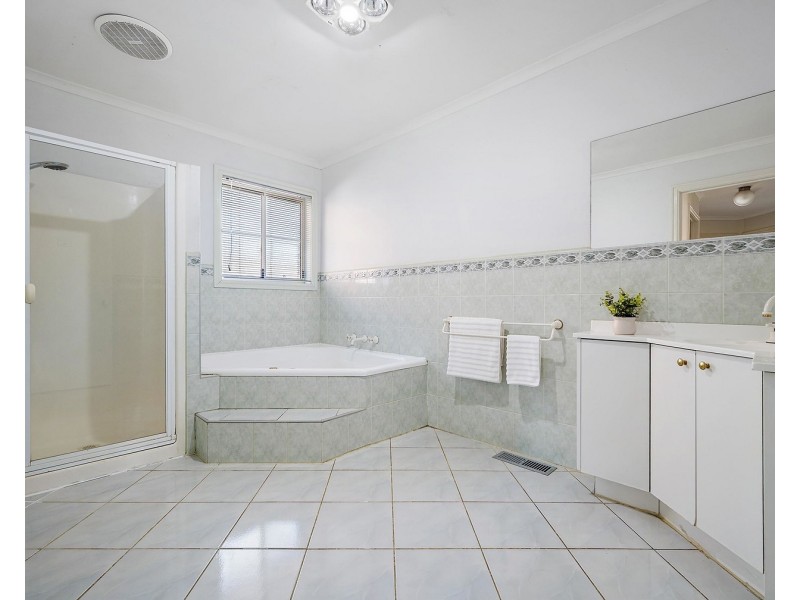 27 Blue Ridge Drive, Mooroolbark VIC 3138