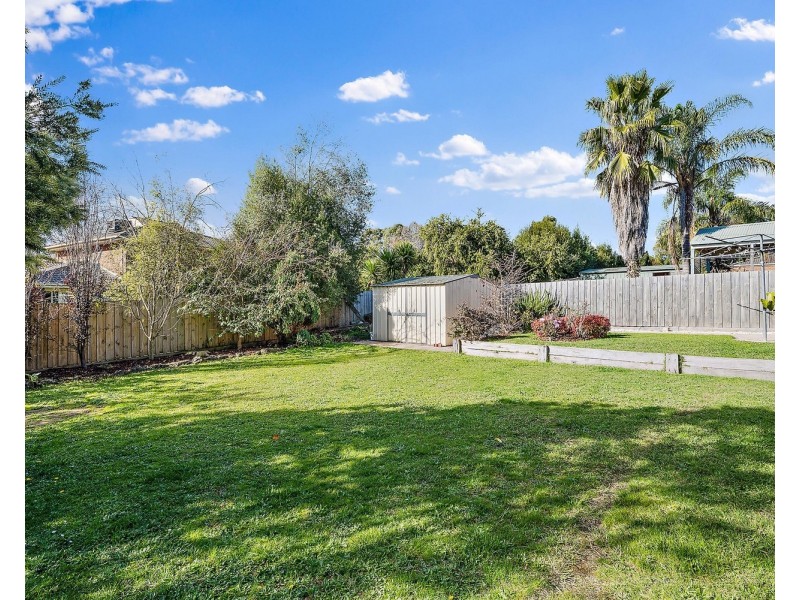 27 Blue Ridge Drive, Mooroolbark VIC 3138