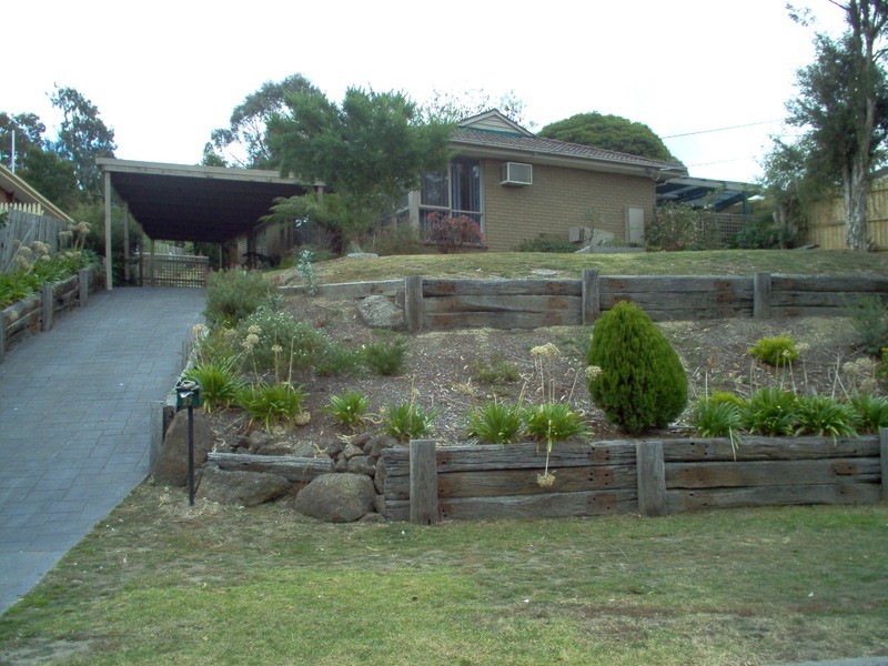 27 Nambour Drive, Mooroolbark VIC 3138