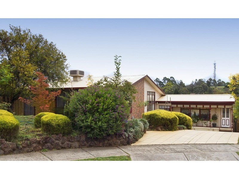 8 Wembley Close, Mooroolbark VIC 3138