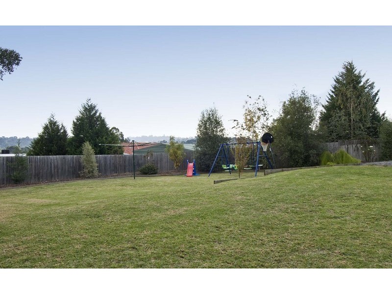 27 Nolan Avenue, Mooroolbark VIC 3138