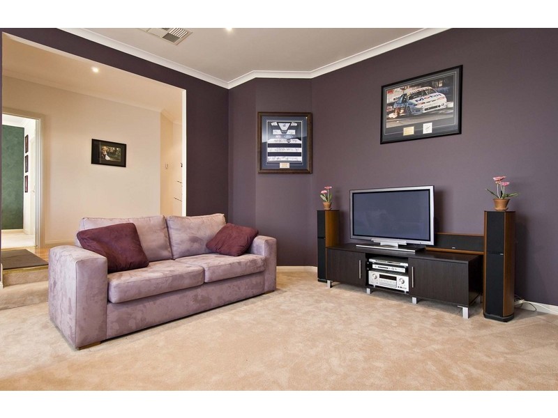 27 Nolan Avenue, Mooroolbark VIC 3138