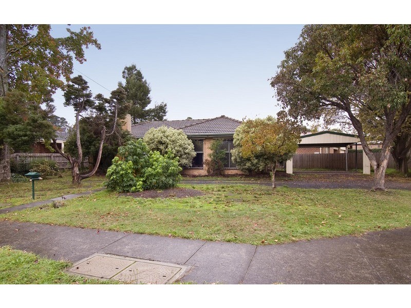 10 Longfellow Avenue, Mooroolbark VIC 3138
