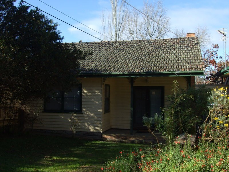 8 Zealandia Road, Croydon VIC 3136