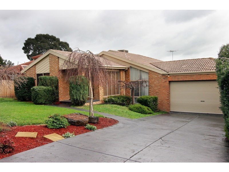 18 Greenbank Drive, Mooroolbark VIC 3138