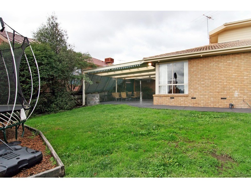 18 Greenbank Drive, Mooroolbark VIC 3138