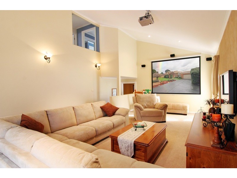 18 Greenbank Drive, Mooroolbark VIC 3138