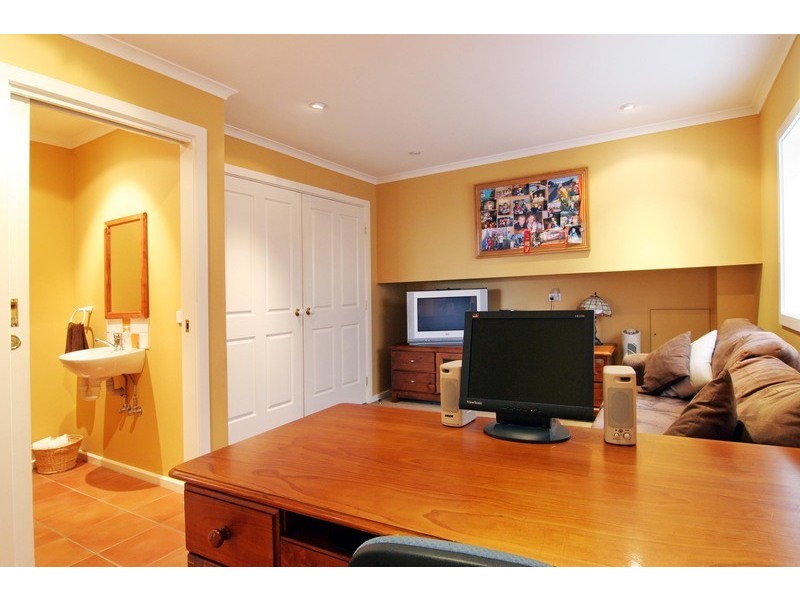 18 Greenbank Drive, Mooroolbark VIC 3138