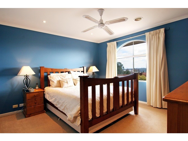 18 Greenbank Drive, Mooroolbark VIC 3138