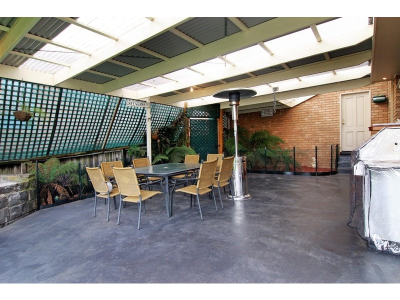 18 Greenbank Drive, Mooroolbark VIC 3138