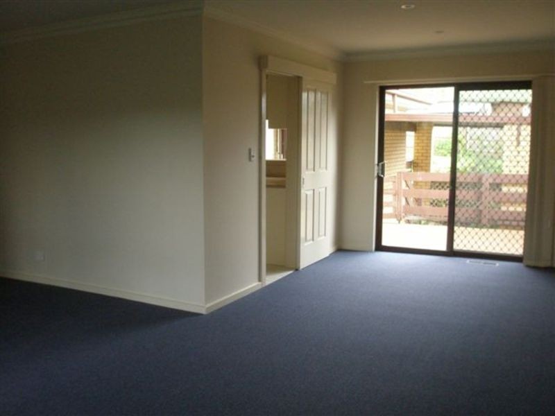 27 Zina Grove, Mooroolbark VIC 3138