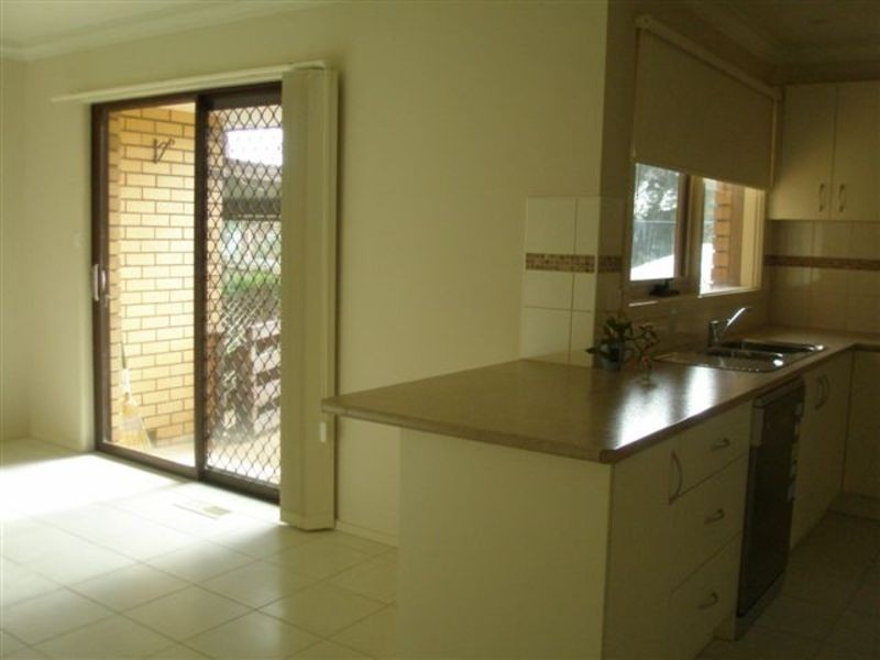 27 Zina Grove, Mooroolbark VIC 3138
