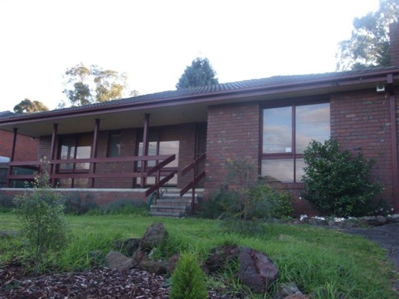 17 Barina Avenue, Mooroolbark VIC 3138