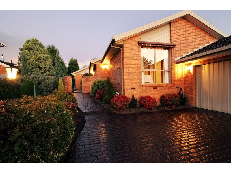 9 Greenbank Drive, Mooroolbark VIC 3138