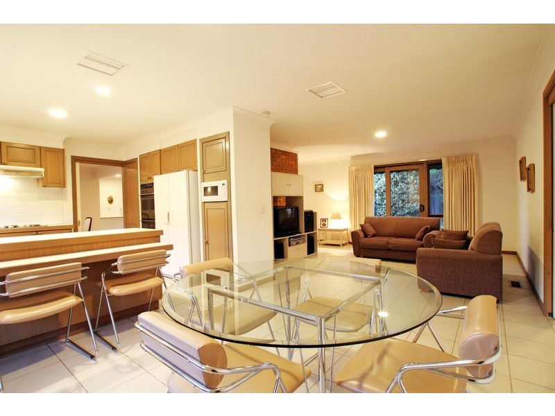 9 Greenbank Drive, Mooroolbark VIC 3138