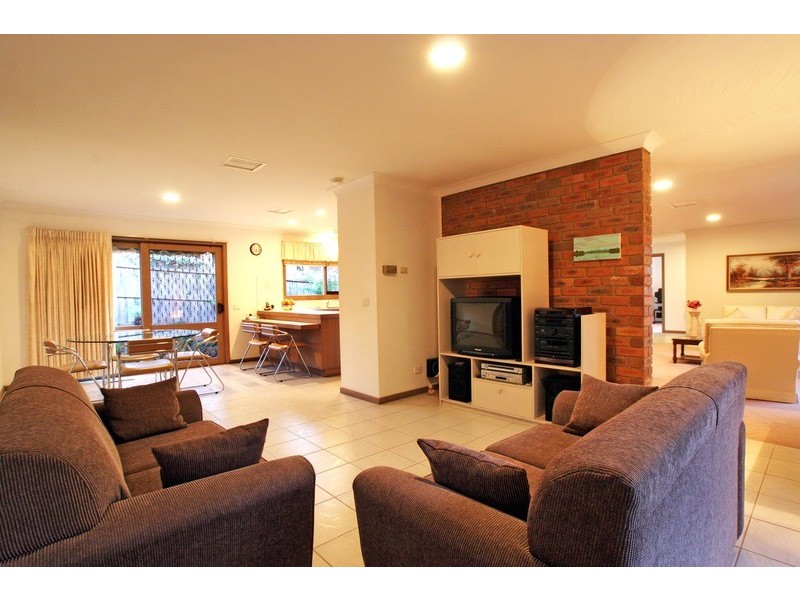 9 Greenbank Drive, Mooroolbark VIC 3138