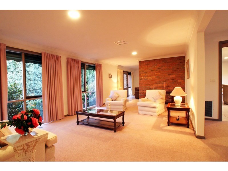 9 Greenbank Drive, Mooroolbark VIC 3138