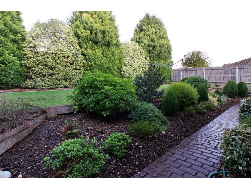 9 Greenbank Drive, Mooroolbark VIC 3138