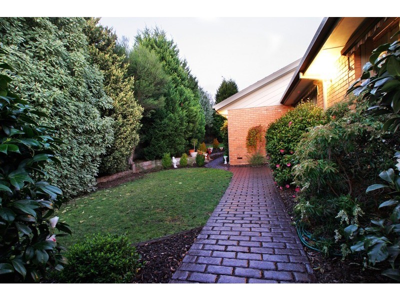 9 Greenbank Drive, Mooroolbark VIC 3138