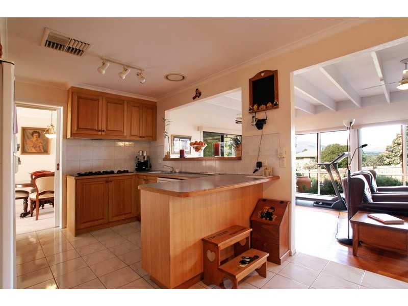 15 Statesman Crescent, Mooroolbark VIC 3138