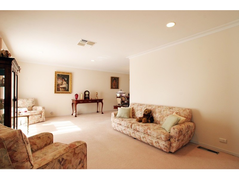 15 Statesman Crescent, Mooroolbark VIC 3138