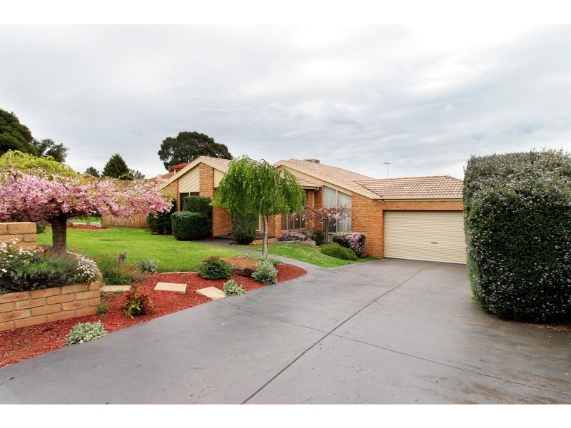 18 Greenbank Drive, Mooroolbark VIC 3138