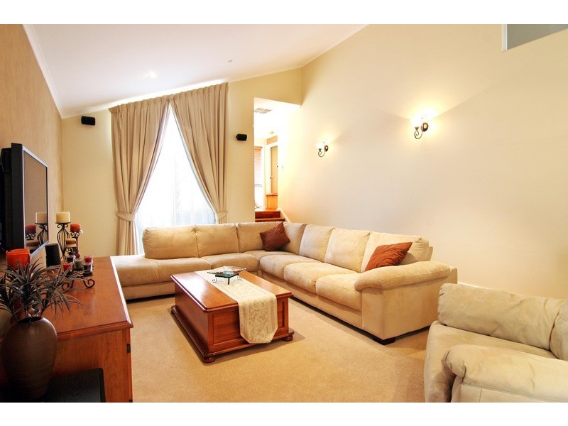 18 Greenbank Drive, Mooroolbark VIC 3138