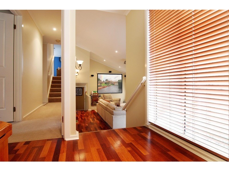 18 Greenbank Drive, Mooroolbark VIC 3138