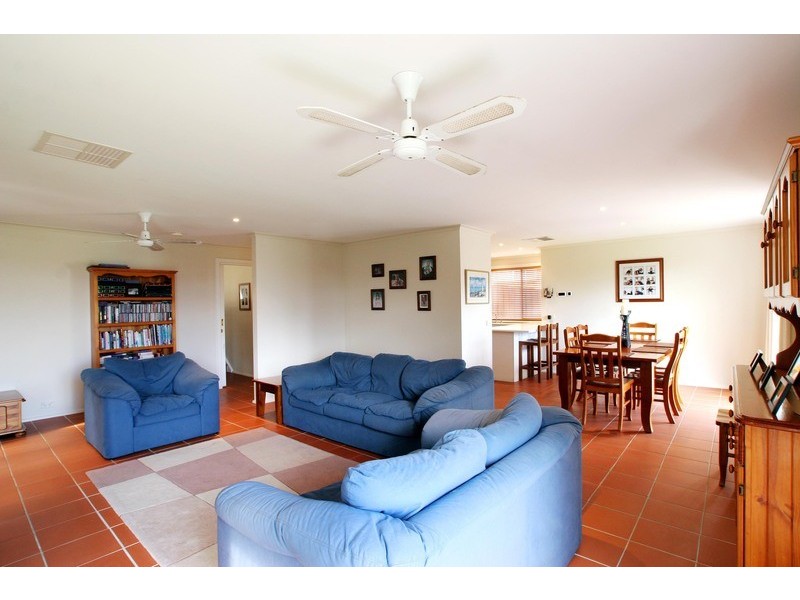 18 Greenbank Drive, Mooroolbark VIC 3138