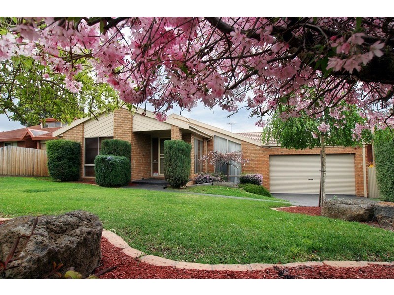 18 Greenbank Drive, Mooroolbark VIC 3138