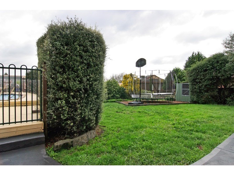 18 Greenbank Drive, Mooroolbark VIC 3138