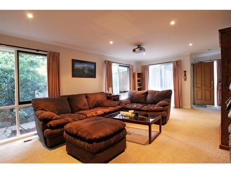 18 Cheriton Drive, Mooroolbark VIC 3138