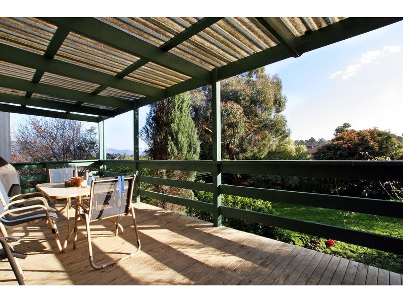 18 Cheriton Drive, Mooroolbark VIC 3138