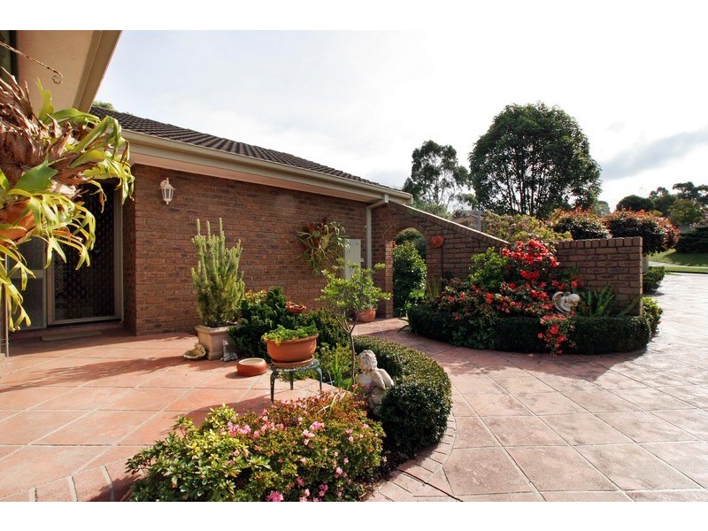 15 Statesman Crescent, Mooroolbark VIC 3138