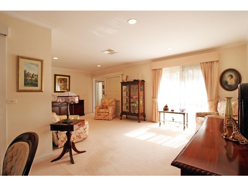 15 Statesman Crescent, Mooroolbark VIC 3138