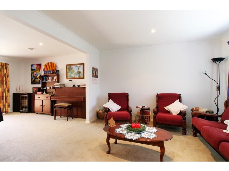 2/13 Niel Street, Croydon VIC 3136