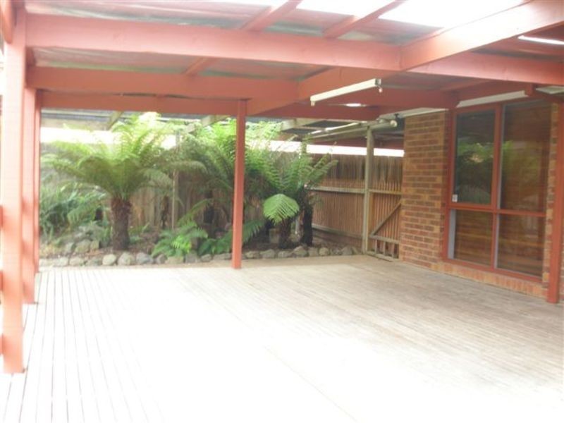 44 Barker Drive, Mooroolbark VIC 3138