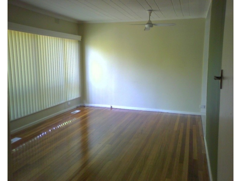 8 Neville Street, Mooroolbark VIC 3138