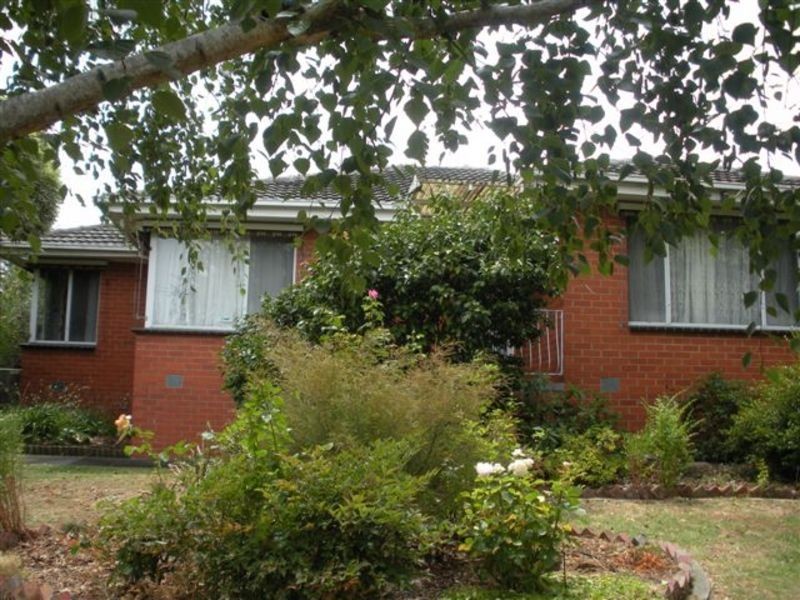 13 Saxon Drive, Mooroolbark VIC 3138