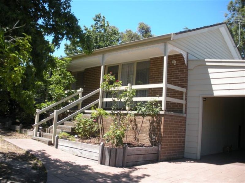 30 Larnook Crescent, Mooroolbark VIC 3138