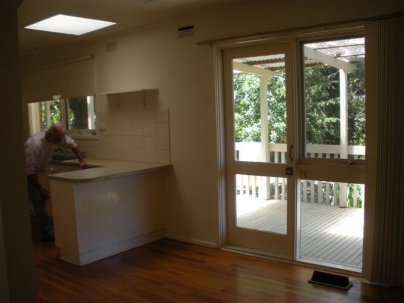 30 Larnook Crescent, Mooroolbark VIC 3138