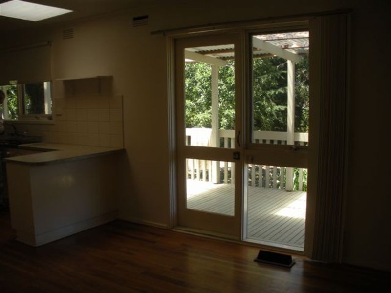 30 Larnook Crescent, Mooroolbark VIC 3138