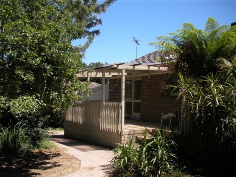 30 Larnook Crescent, Mooroolbark VIC 3138