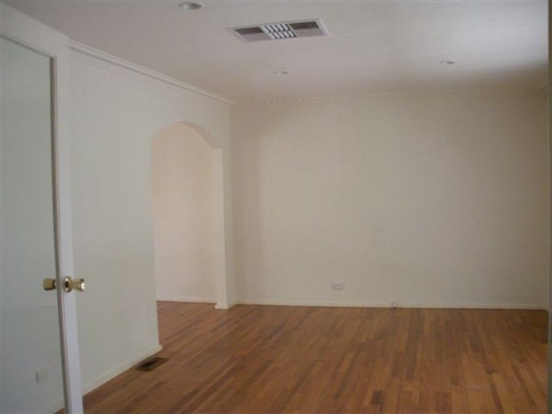 30 Larnook Crescent, Mooroolbark VIC 3138