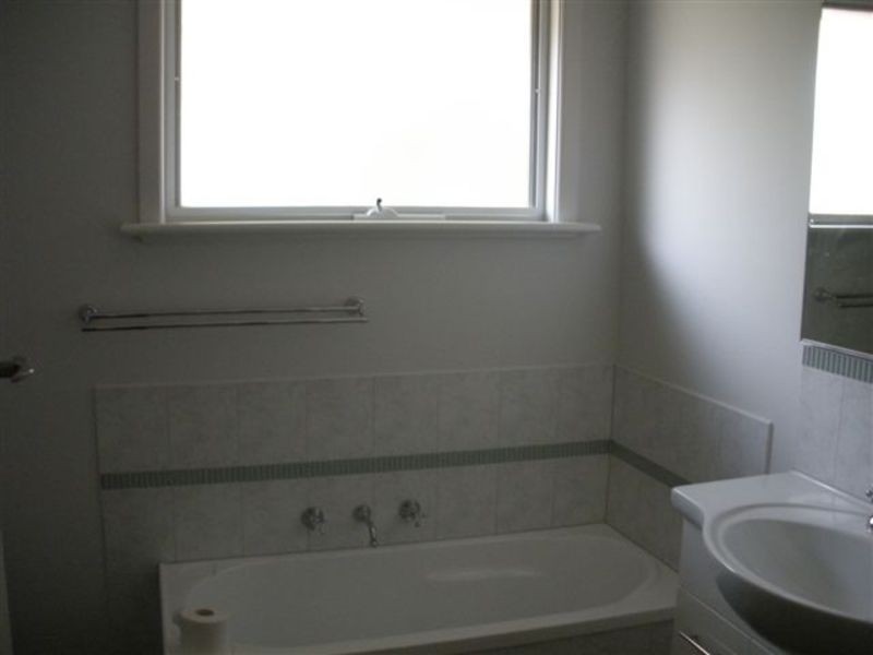 7 Esther Crescent, Mooroolbark VIC 3138