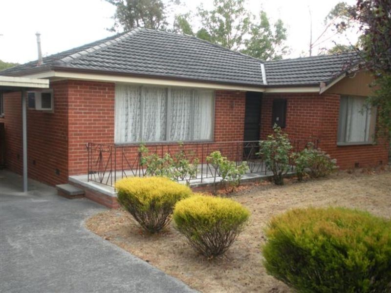 11 Saxon Drive, Mooroolbark VIC 3138