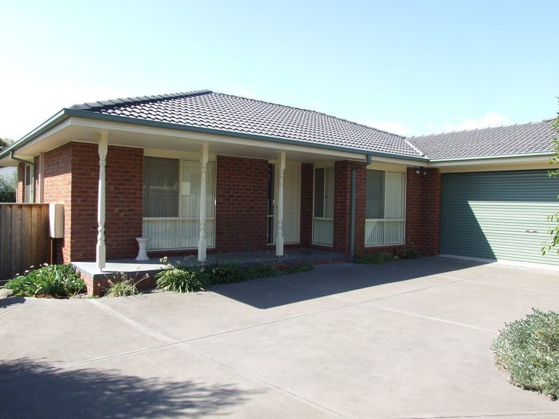 2/17 Abraham Drive, Croydon VIC 3136