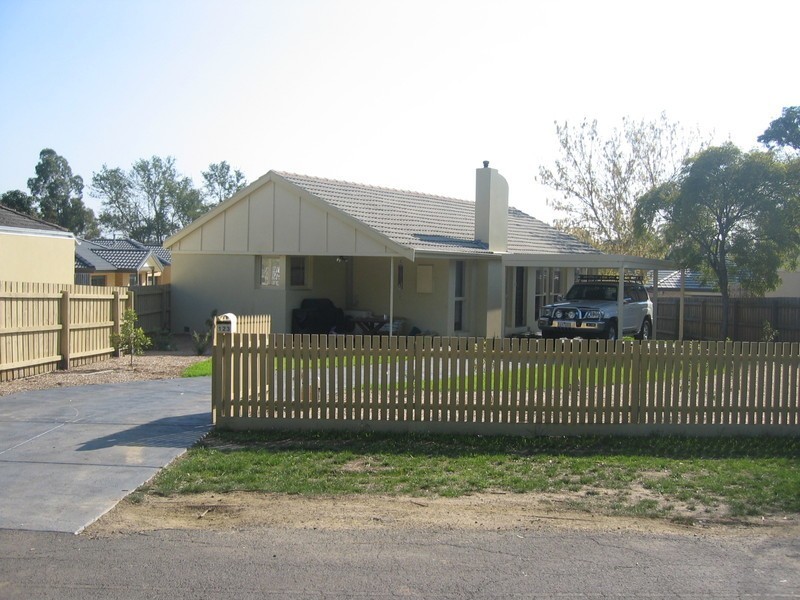 123 Cambridge Road, Mooroolbark VIC 3138