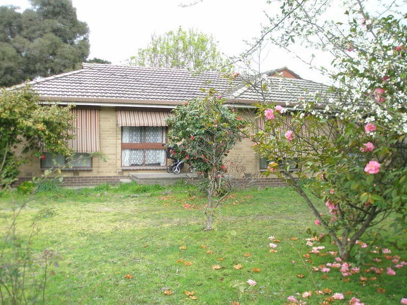 77 Greenslopes Drive, Mooroolbark VIC 3138