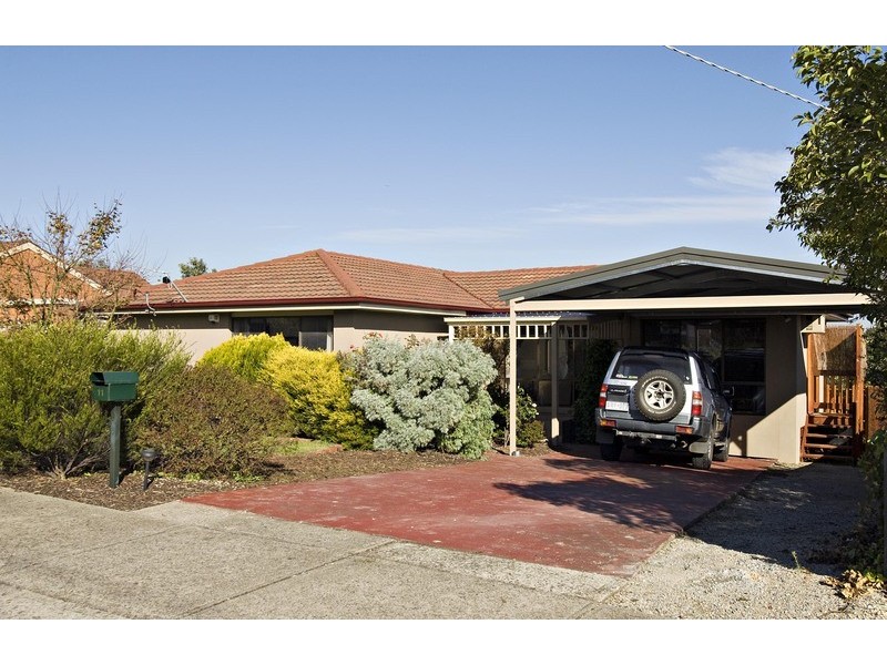 11 Barker Drive, Mooroolbark VIC 3138